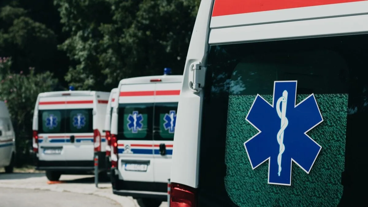 Ambulanțe parcate având aplicat pe geam simbolul Crucea Vieții