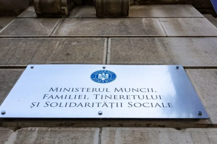 Plăcuță oficială de identificare a sediului Ministerului Muncii și Solidarității Sociale