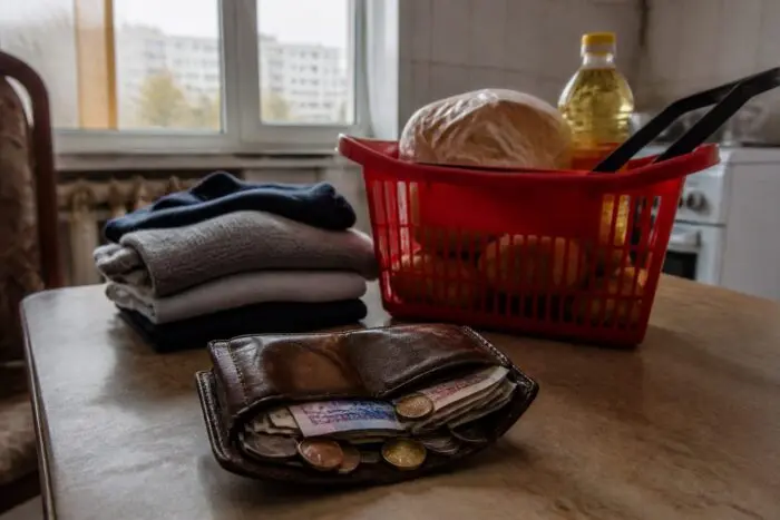 Salariul minim net de 2.699 de lei rămâne sub jumătate din necesarul unui adult