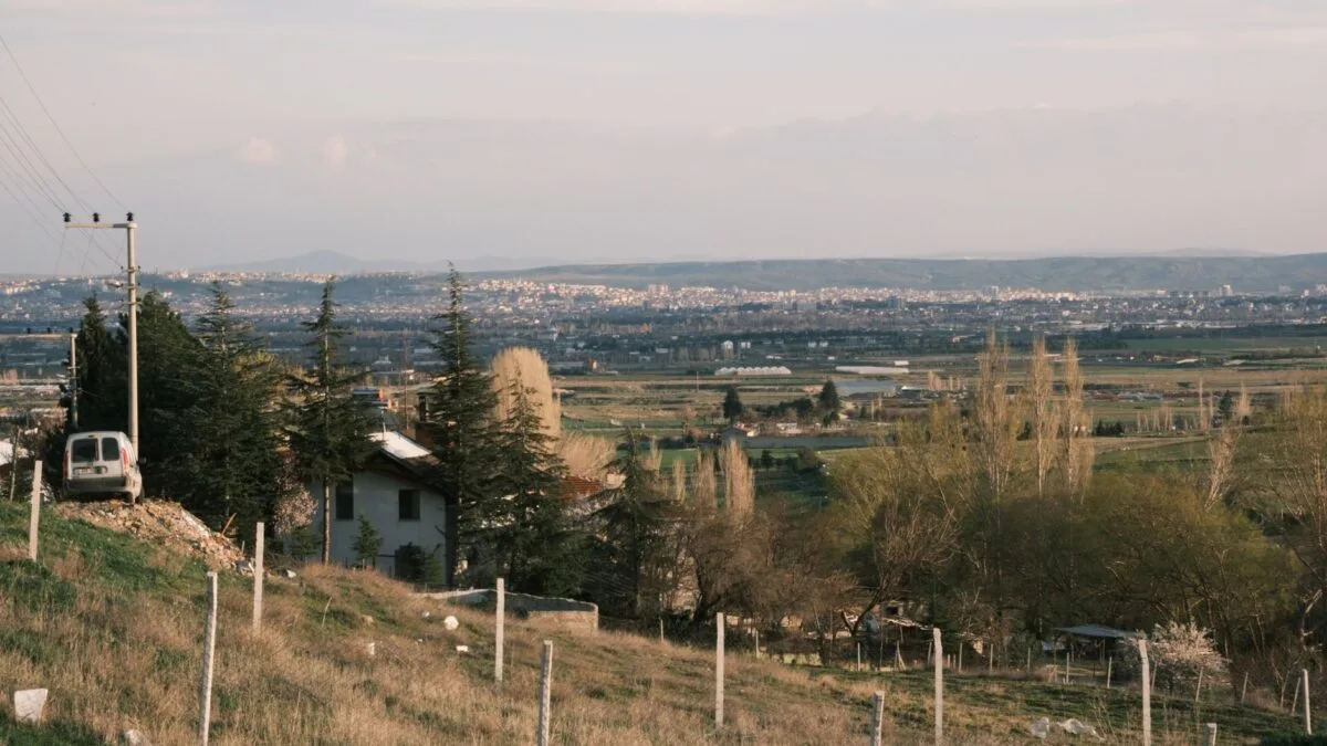 Locuințe și terenuri la periferie
