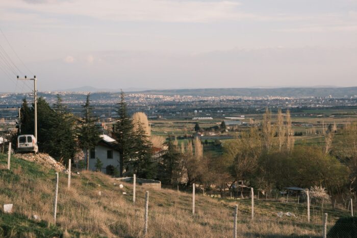 Locuințe și terenuri la periferie