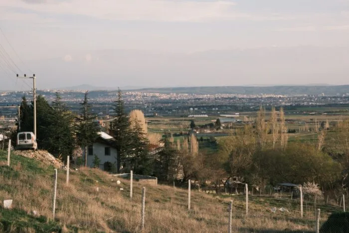 Locuințe și terenuri la periferie