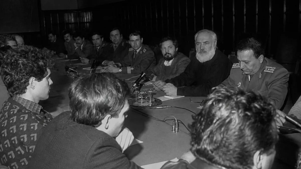 Bărbați la o masă de protocol
