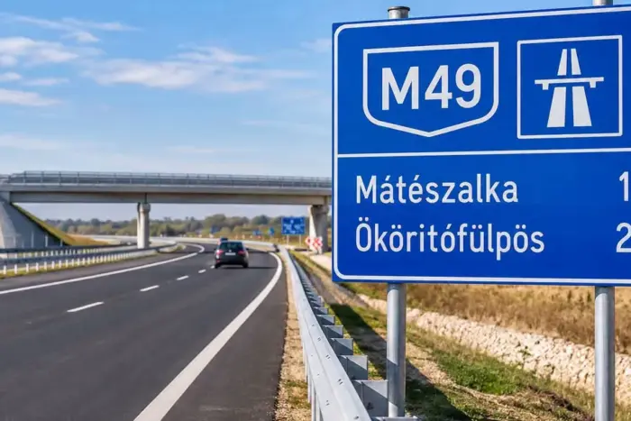 Un indicator rutier albastru pe marginea unei autostrăzi moderne