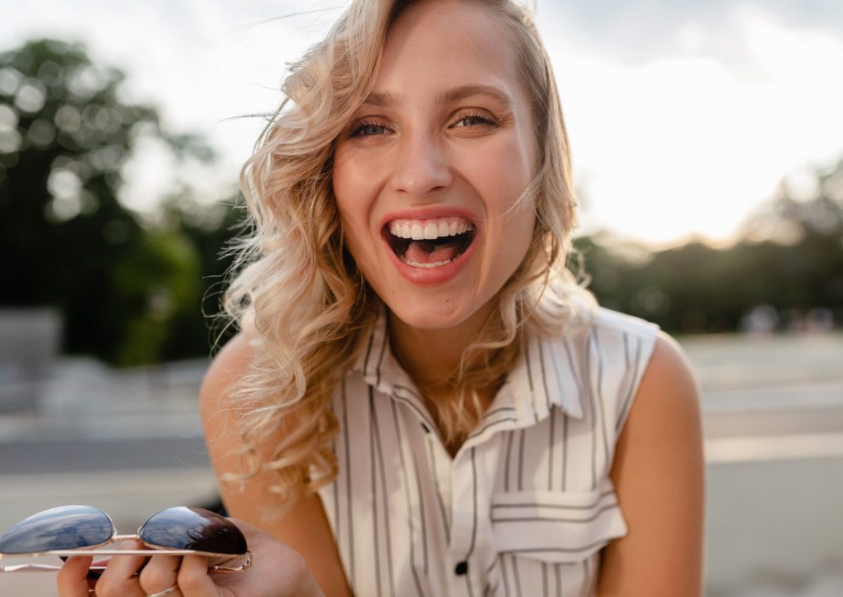 femeie care zambeste femeie care zambeste