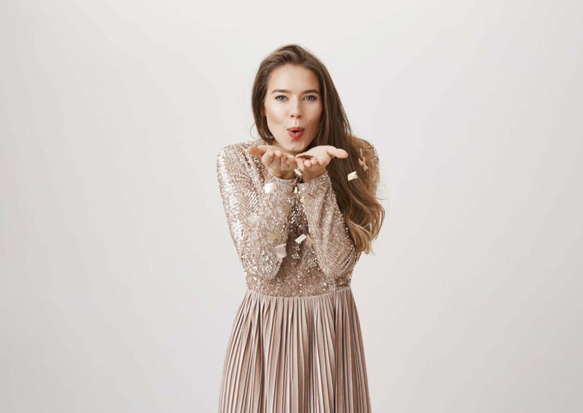 femeie rochie eleganta Sursa foto: https://www.freepik.com/